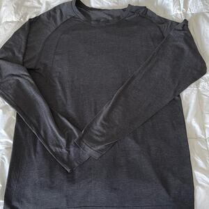 Lululemon Men's long sleeve size large like new condition